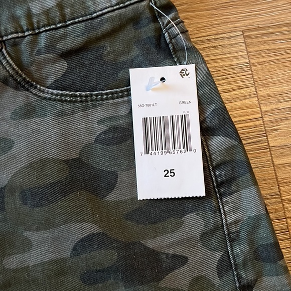 NWT blanknyc camo shorts size 25 - Picture 3 of 4